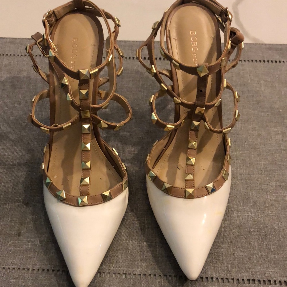 BCBG women’s white/tan trim shoes